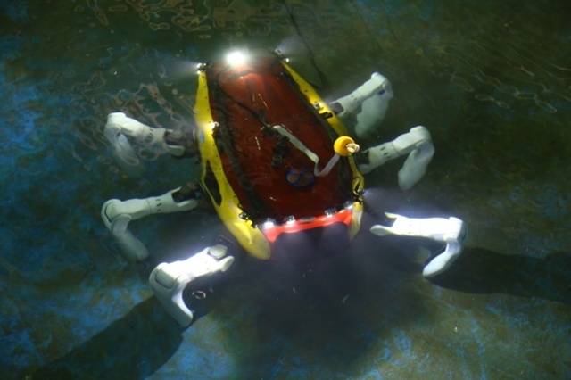 뒤늦게 세월호 침몰 현장에 투입된 한국해양연구소 무인로봇 '크랩스터'. 해저지형 탐사와 광물채취 등을 고려해 제작된 만큼 이번 구조작업에 어느 정도 기여할 수 있을지는 미지수다. 