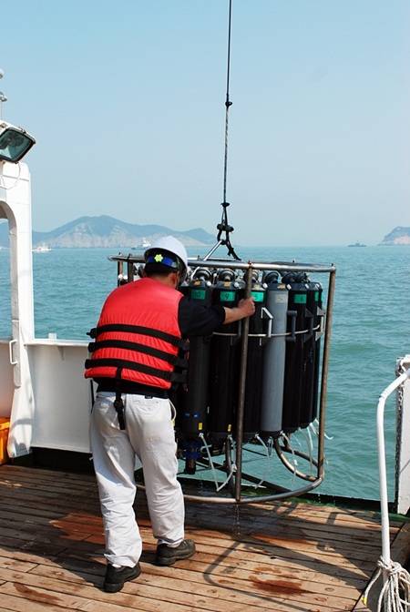 이어도호의 연구 장비는 쉴새 없이 바다 밑을 오간다. 보다 정확한 데이터를 얻기 위해 쉴틈이 없다. 