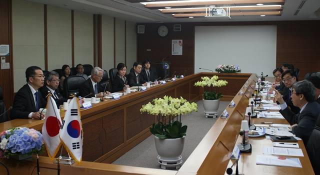 한국연구재단은 12일 일본과학기술진흥기구(JST)와 과학기술정책, 인력교류 등 MOU를 맺었다. 