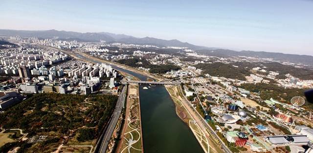 1973년 허허벌판에 뿌려진 '과학입국'의 씨앗은 40년이 지난 오늘날 세계 10대 과학강국이자 경제대국이란 꽃으로 피어났다. 대덕과학특구의 오늘날 모습이다. 