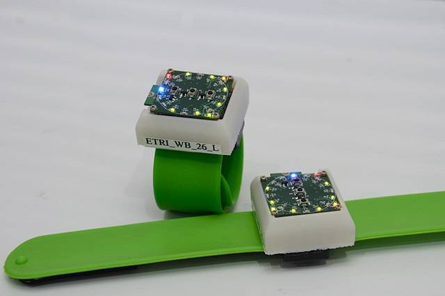 ETRI 연구진이 개발한 웨어러블 제스처 기술을 스마트워치 형태로 만든모습. 쉽게 구부러지는 특성으로 손목에 차고 스마트 기기제어가 가능하다. 