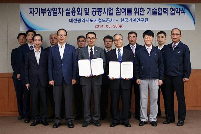 지난달 28일 한국기계연구원과 대전도시철도공사는 자기부상열차 실용화 및 공동사업 참여를 위한 기술협력 협약식을 가졌다. 대전도시철도 2호선 재검토 논란이 앞으로의 연구개발과 상용화에 어떤 영향을 미칠 지 주목된다. 