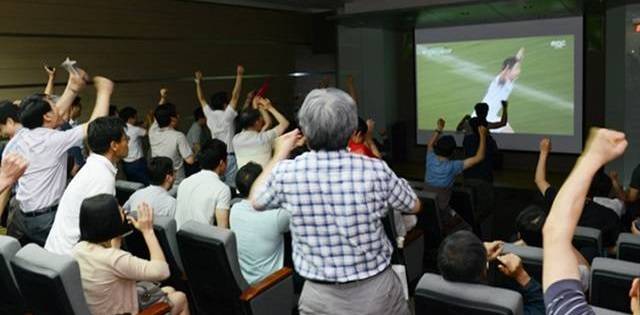 표준연 연구원들은 대강당에 모여 대한민국의 월드컵 예선 1차 전을 응원하고 있다. <사진 =한국표준과학연구원 제공> 