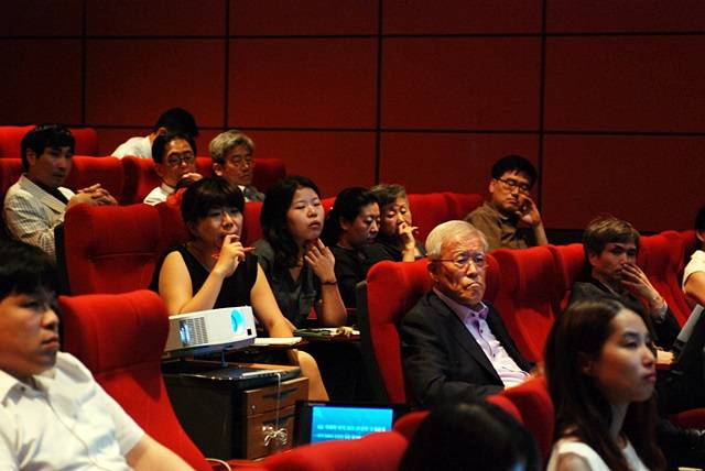 과거 조선의 국제 관계를 통해 현재와 미래를 진단하는 한 교수의 강연은 청중들의 높은 관심을 이끌어냈다. 