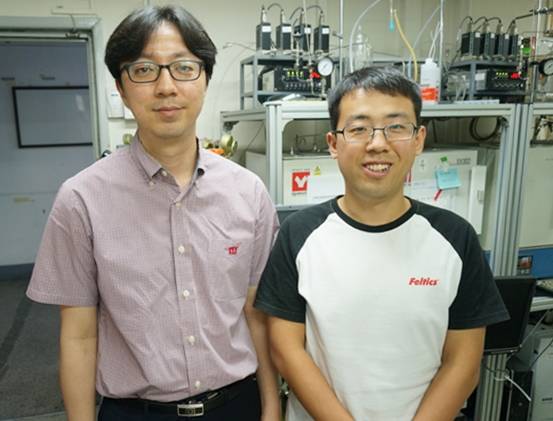 (왼쪽부터)이번 연구성과의 교신저자인 최정규 고려대 교수와 제1저자 Wanxi Cai . 