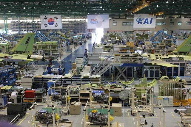 한국항공우주산업(KAI) 항공동 내부 모습. 축구장 4.5배 크기의 공장에서는 KAI가 생산하는 항공기가 조립되고 있다. 공장 규모가 워낙 크다보니 일하는 기술자들의 모습이 드문드문 보인다. 