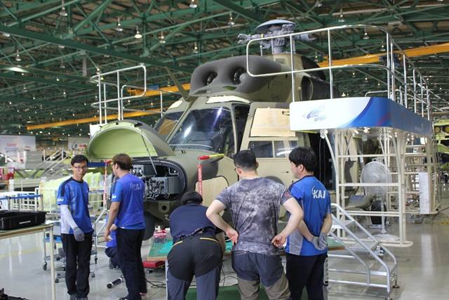 한국형 헬기 KUH-1(수리온) 조립이 거의 완성된 단계. 기술자들이 각종 부품과 조립상태를 점검하고 있다. 