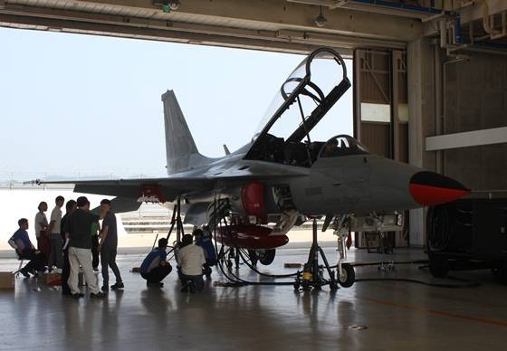 격납고에서는 KAI에서 생산하고 운항중인 항공기들의 성능 점검과 테스트가 한장이다. 기술자들이 한국형 경공격기 F-50을 살펴보고 있다. 
