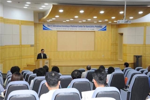 한국표준과학연구원은 1일 '제1회 나노안전성 국제워크숍'을 기술지원동에서 개최했다. 나노물질과 제품의 안정성 확보를 위한 측정기술과 평가기술에 대한 논의가 이뤄졌다. <사진=표준연 제공> 