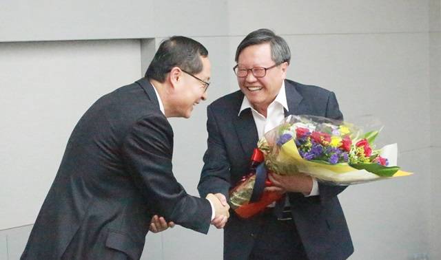 이상천 과기연구회 이사장(오른쪽)이 강대임 과출협 회장으로부터 축하 꽃다발을 건네받고 있다. 