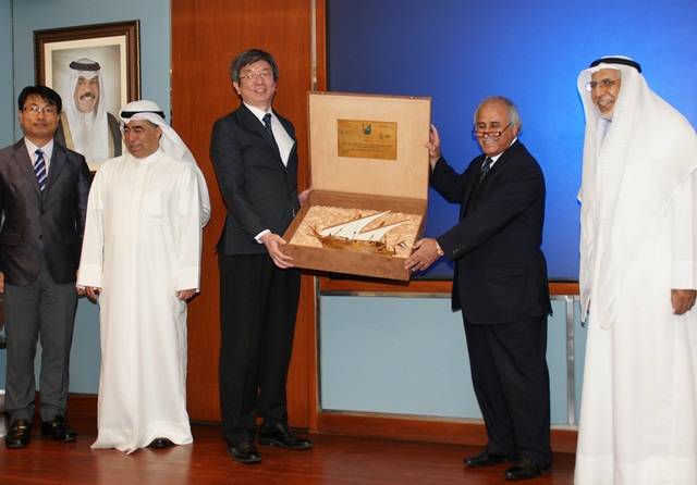서호준 BNF테크놀로지 대표(외쪽)가 쿠웨이트 관계자로부터 기념패를 전달받고 있다. 