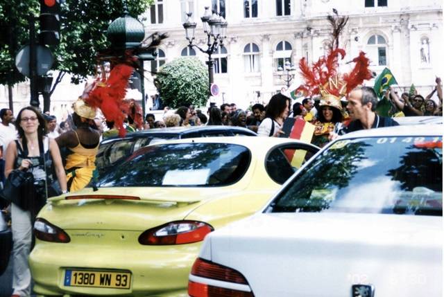 2002년 월드컵 브라질 우승을 축하하는 거리의 행렬들. 