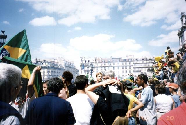 프랑스 파리 시청 앞에 2002년 월드컵 결승을 보기 위해 모인 군중들. 