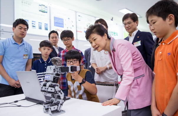 박근혜 대통령이 23일 소프트웨어(SW) 중심사회 실현전략 보고회에 앞서 판교테크노밸리 공공지원센터를 방문, 교육용 로봇을 참관하고 있다. <사진=청와대 제공> 