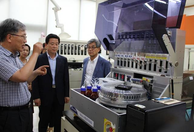 분자진단 비즈클럽 회원들이 파나진에서 자체 개발한 PNA 진단칩 제조설비를 둘러보고 있다. <사진=김형석 기자> 