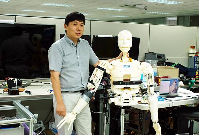 심현철 교수는 무인기에 로봇을 장착하는 연구를 진행하고 있다. <사진=이해곤 기자> 