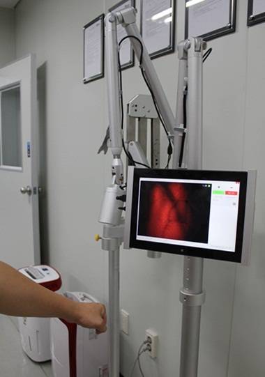 ISM의 혈관탐지장치. 비접촉식 분광장치를 이용해 혈관을 실시간으로 보여준다. <사진=김형석 기자> 