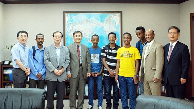 에티오피아 학생들이 KAIST에 입학했다. 아프리카의 브레인이라고 불리는 에티오피아는 IT관련 교육을 육성하기 위해 한국인 학장을 초빙하는 등 많은 노력을 기울이고 있다. KAIST를 찾은 학생들과 강성모 총장. <사진=이해곤 기자> 