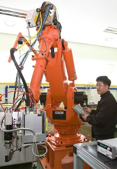 레이저나 전자빔과 로봇을 결합한 가공기술을 개발하는 것도 주요 임무다. <사진=한국기계연구원 제공> 