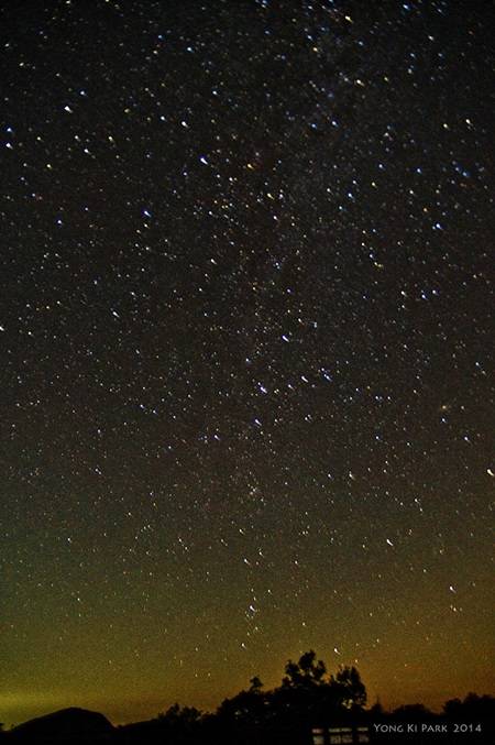 시간이 지나면서 밤 하늘에는 현란한 별 잔치가 벌어지고 있었다. 남쪽 하늘로부터 북쪽 하늘까지 길다랗게 은하수가 흐르고 그 양 가에는 견우와 직녀가 선명한 모습을 드러내고 있었으며, 머리 위로는 은하수를 따라 날아가는 백조자리도 보였다. 나는 일생을 통해 지금까지 보았던 별의 수보다 더 많은 별들을 그날 하루 밤에 보았을 것 같다. Pentax K-3, 16 mm with smc PENTAX-DA* 16-50mm F2.8 ED AL [IF] SDM, 30 s, F/2.8, ISO 800. 