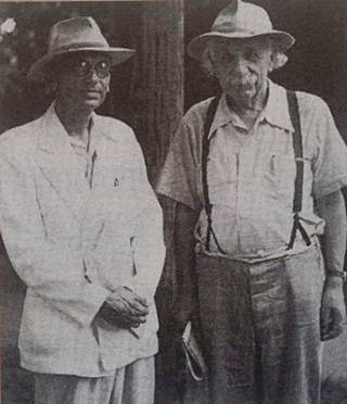괴델과 아인슈타인(오른쪽). 이 두 학자는 수십 년 동안 삶을 함께 한 절친한 친구 사이였다. <사진=책 본문중에서> 