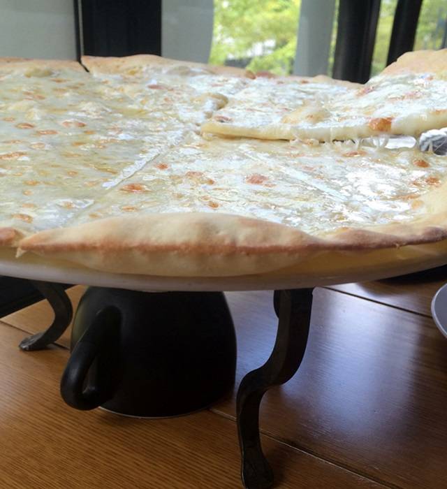 램프위에 올려진 피자. 다먹을 때까지 부드러운 치즈맛을 즐길 수 있다.<사진=길애경 기자> 