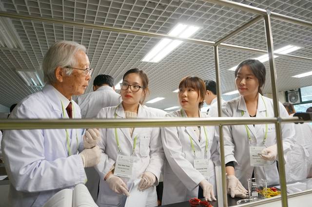 노벨화학상 수상자인 시라카와 박사가 12일 세종대학교에서 학생들을 위한 실험교실을 열었다.<사진=김지영 기자> 