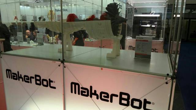 Maker Bot이란 회사의 부스. 제트 엔진 모형을 색깔별로 만들어 놓았다.하나의 프린터에서 다른 색깔을 구현했다.<사진=이석봉 기자> 