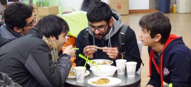 전통음식을 나눠먹고 있는 학생들의 모습. <사진=강민구 기자> 