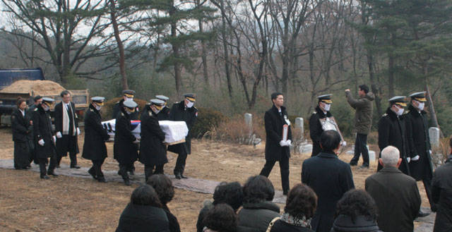고인의 유해가 안장식을 위해 대전국립현충원 국가사회공헌자묘역에 들어서고 있다.<사진=대덕넷> 