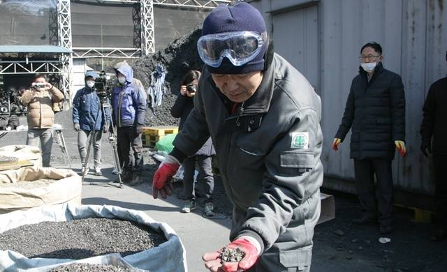 김병곤 책임연구원이 분리된 석탄을 보여주고 있다.<사진=한국지질자원연구원 제공> 
