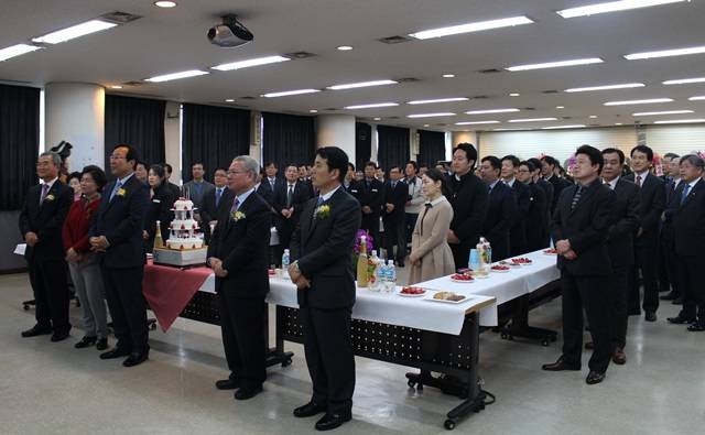 취임식에 참석한 박희원 신임 회장(사진 맨앞줄 왼쪽에서 세번째).<사진=길애경 기자> 