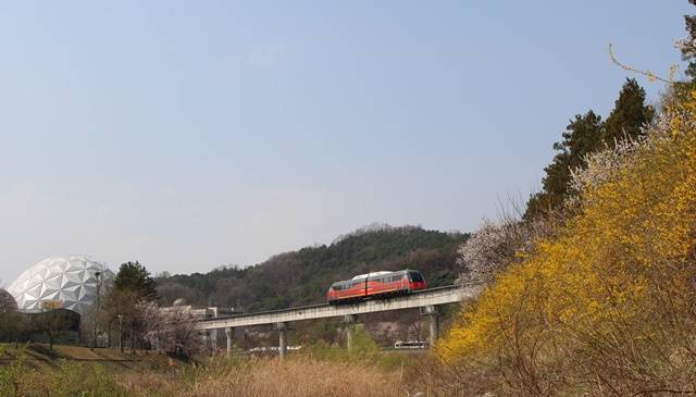 자기부상열차가 봄을 달리고 있다.<사진=대덕넷 취재팀> 