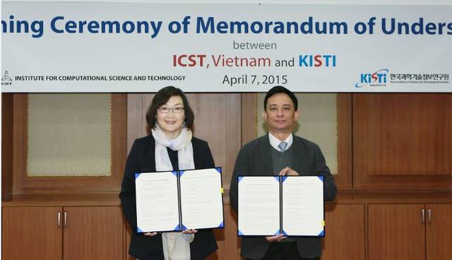 한선화 한국과학기술정보연구원장(좌)과 탄 쯔엉 베트남 ICST 소장(우)이 업무협약을 체결했다.<사진=KISTI 제공> 