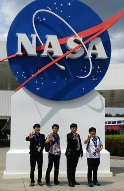 NASA 앞에서 기념사진 촬영 중인 학생들. <사진=항우연 제공> 