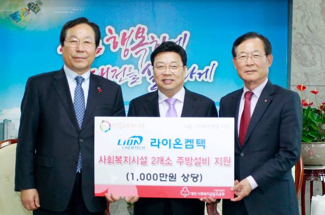 (왼쪽부터)박희원 라이온켐텍 회장과 권선택 대전 시장.<사진=대전시 제공> 