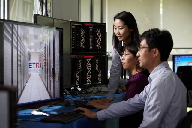 ETRI 연구원(중앙)이 중소기업 직원들에게 사이버보안시스템에 관한 설명을 해주고 있는 모습.<사진=ETRI 제공> 