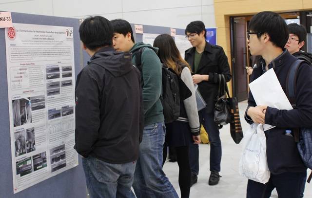 한국물리학회는 22일부터 24일까지 대전컨벤션센터에서 봄 학술논문발표회와 정기총회를 가졌다. 사진은 발표된 논문 포스터를 보고 있는 참가자들 모습.<사진=길애경 기자> 