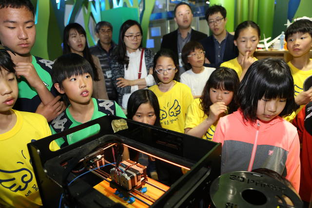 이동과학교실에 참여한 학봉초등학교 학생들이 3D 레이저 프린터를 견학하고 있다. <사진=한국연구재단 제공> 