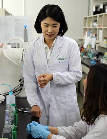 김유진 박사가 세포실험을 진행하고 있는 연구실 동료에게 실험방법 및 결과에 대해 조언하고 있다.<사진=정윤하 기자> 