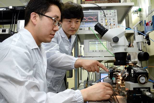 연구진들이 제작된 실리콘칩의 광 송수신 특성을 측정하고 있다.<사진=ETRI 제공> 