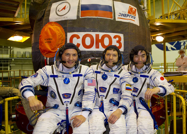 소유즈 TMA-17M 우주선 (43S)을 배경으로 사진 촬영하는 43S 프라임 승무원.(좌측부터)우주인 셸 린드그렌(Kjell Lindgren, 미국), 올레그 코노넨코(Oleg Kononenko, 러시아)와 유이 키미야(Yui Kimiya, 일본).<사진=JAXA 제공> 