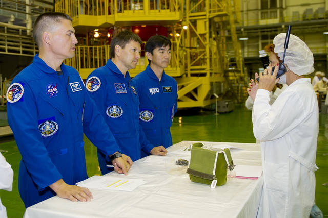 우주선에 장착된 위성 전화 사용 방법을 확인하는 소유즈 TMA-17M 우주선 (43S)의 비행사들.<사진=JAXA 제공> 