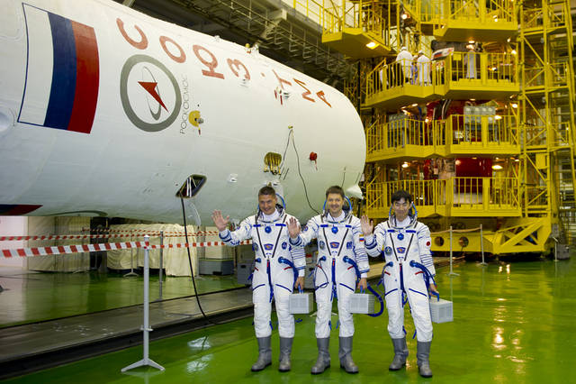  소유즈 TMA-17M 우주선 (43S)의 확인을 마친 우주 비행사들.<사진=JAXA 제공> 