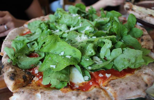 '채식 피자'로 유명한 루꼴라 피자. 루꼴라와 파마산 치즈의 조합이 기막히다.<사진=조은정 기자> 