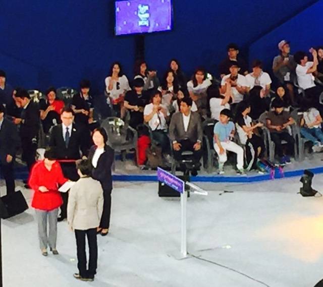 박근혜 대통령이 창업스타 경진대회 수상팀에게 상장을 수여하고 있다.<사진=대덕넷> 