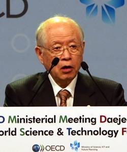 노요리 료지 일본 나가노대 교수가 19일 DCC에서 개막한 '2015 세계과학정상회의' 참석해 연설하고 있다. <사진=2015 세계과학정상회의 제공> 