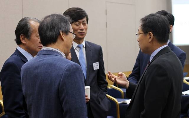 쉬는 시간에 심포지엄 참석자들이 삼삼오오 모여 관련 3D프린팅 기술에 대한 의견을 주고 받고 있다.<사진=정윤하 기자> 