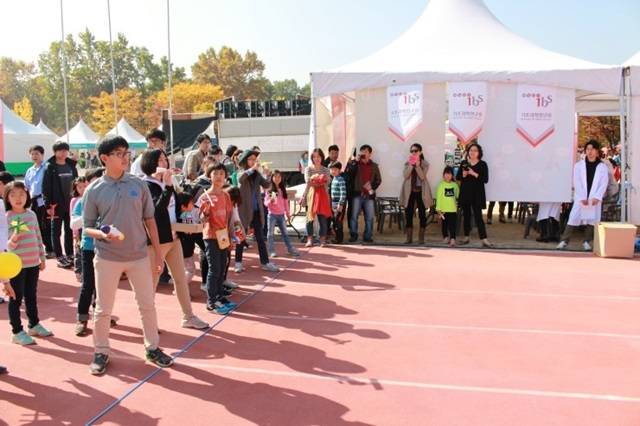 사진은 지난해 열린 '헬로! 과학마을축제' 행사에서 참가자들이 체험을 하고 있는 모습.<사진=대덕넷> 