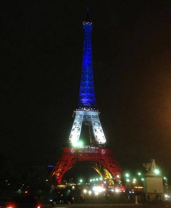 지난 13일 파리 테러 참사이후 애도기간을 가졌던 프랑스는 5일간의 애도기간을 마치고 18일(현지시간) 저녁 프랑스 국기를 상징하는 삼색불빛으로 에펠탑을 장식했다.<사진= 대덕넷 자료> 